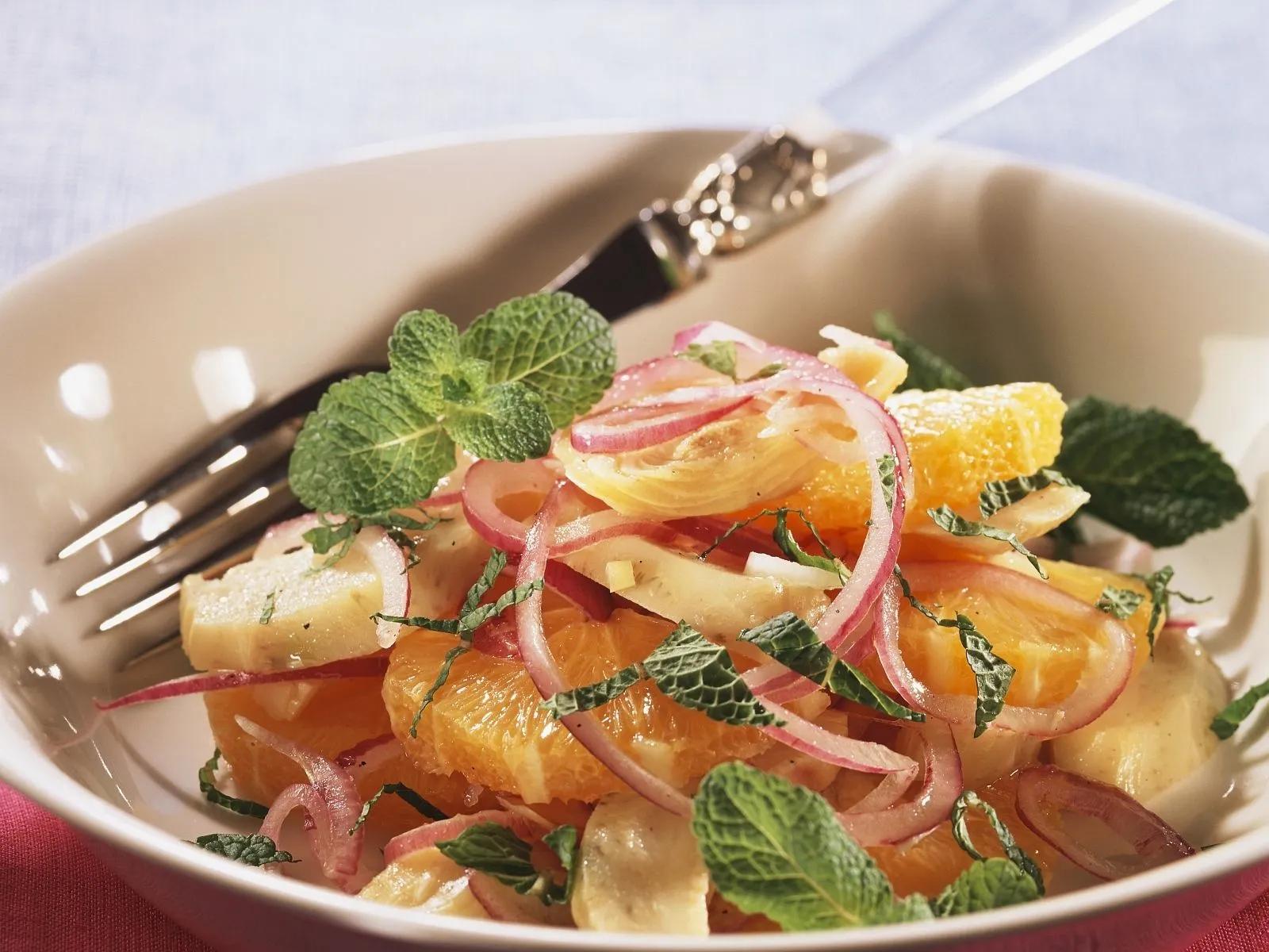 Herzhafter Orangen-Zwiebel-Salat mit Artischocken Rezept | EAT SMARTER