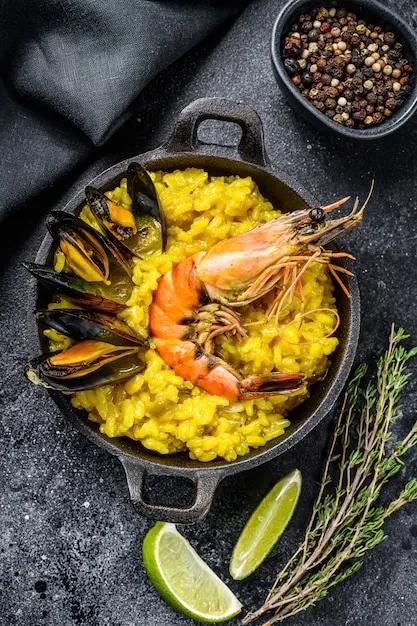 Meeresfrüchte-paella mit garnelen oder garnelen und muscheln | Premium-Foto