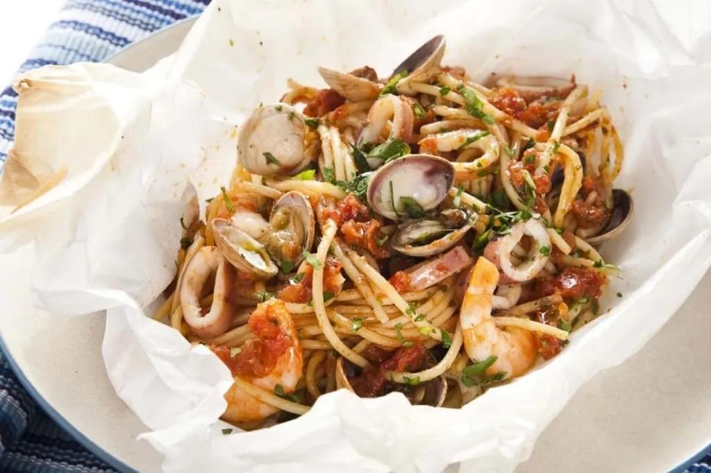 Ricetta Spaghetti ai frutti di mare al cartoccio - Cucchiaio d&amp;#39;Argento