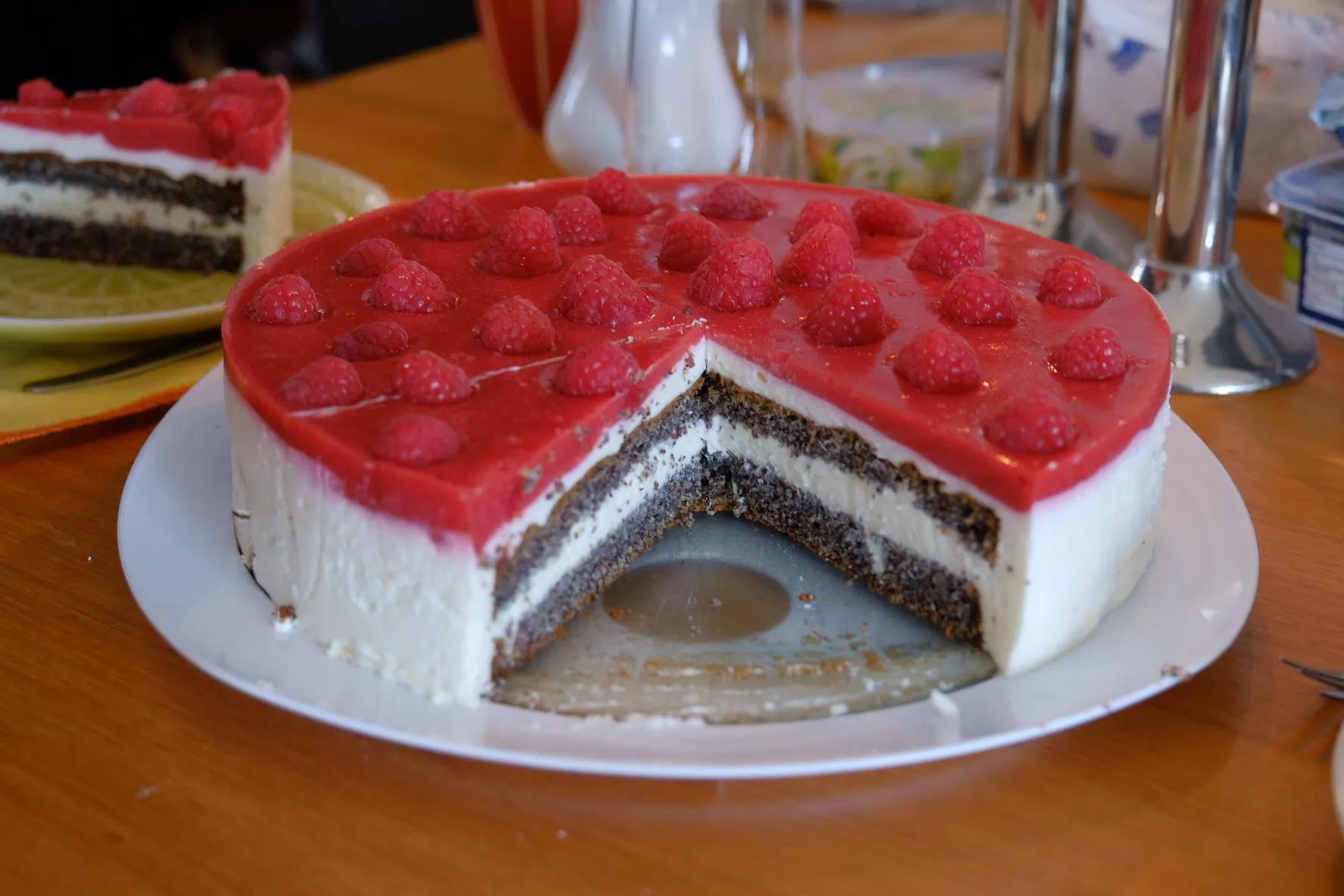 Quark-Mohn-Torte mit Himbeerspiegel – Cuisinenbomber