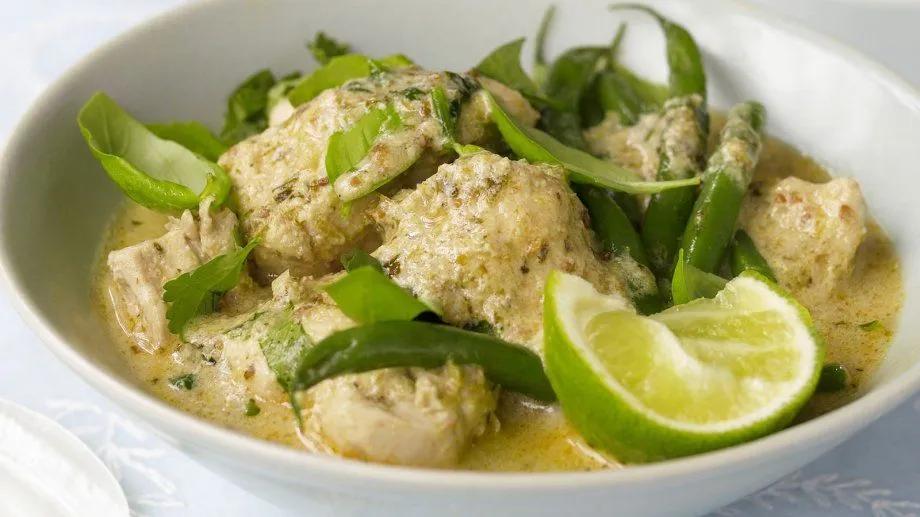 Mit frischen Limetten: Grünes Curry mit Hähnchen auf thailändische Art ...