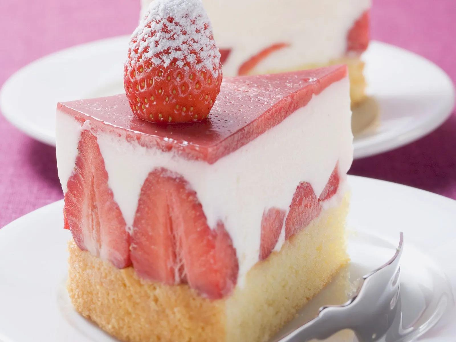 Erdbeertorte mit Joghurtfüllung | Rezept | Desserts sauber essen ...