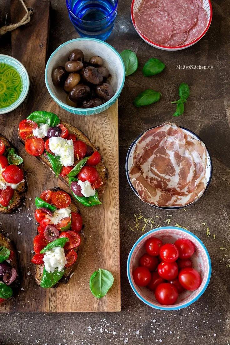 Bruschetta mit Mozzarella, Oliven, Tomaten und Basilikum | Rezept ...