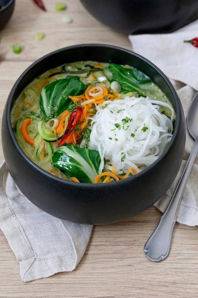 Grünes Thai Curry mit Reisnudeln - Rezept - Sweets &amp; Lifestyle®