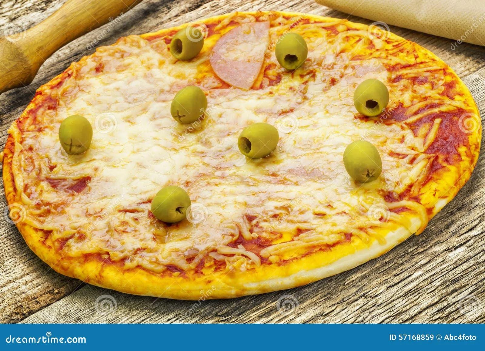 Pizza Mit Schinken Und Oliven Stockbild - Bild von gebacken, pizza ...