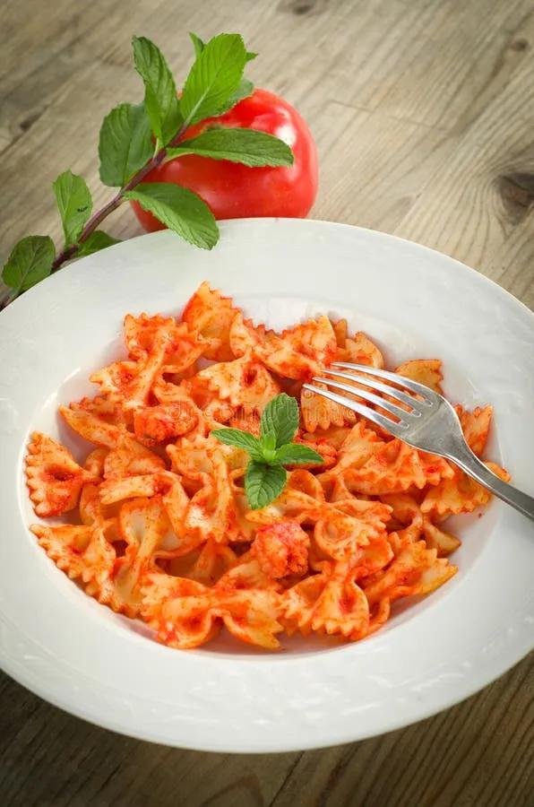 Farfalle Mit Tomate Und Garnelen Stockbild - Bild von italienisch, reif ...