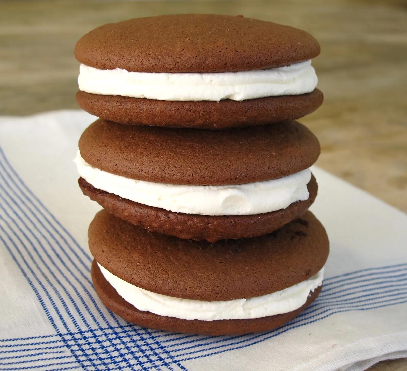 Whoopie Pies | Whoopie Pies from a Cake Mix | Fluffy Cake Cookies with ...