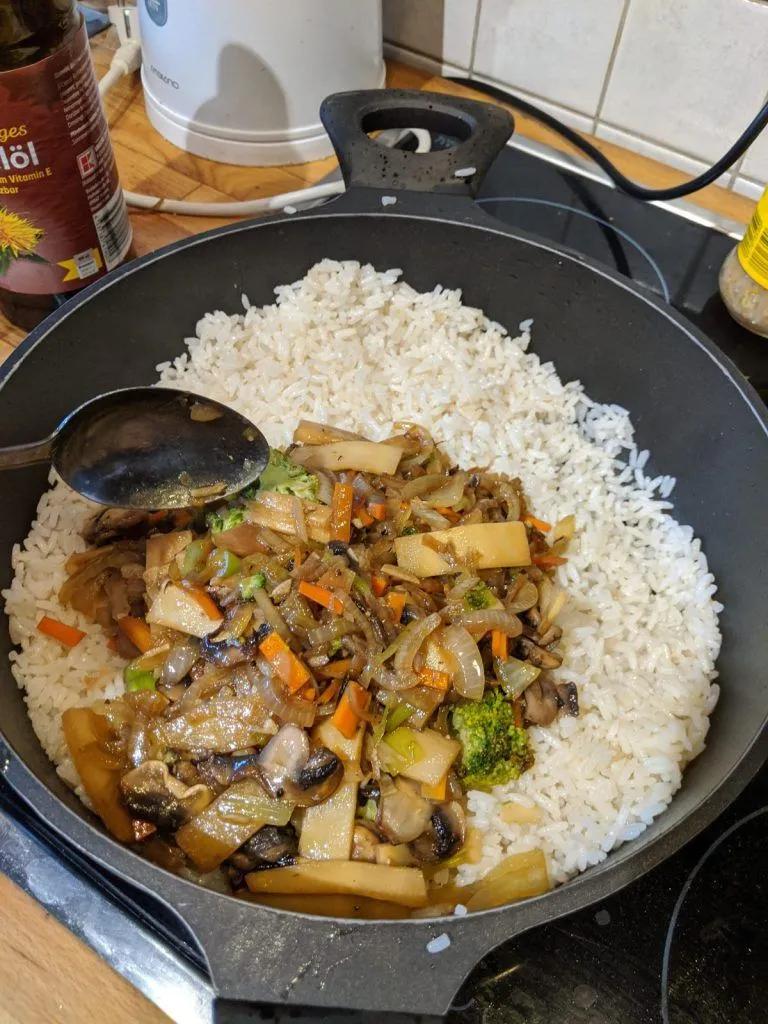 Asiatische Reispfanne mit Gemüse und Rindfleischstreifen - Instakoch.de ...