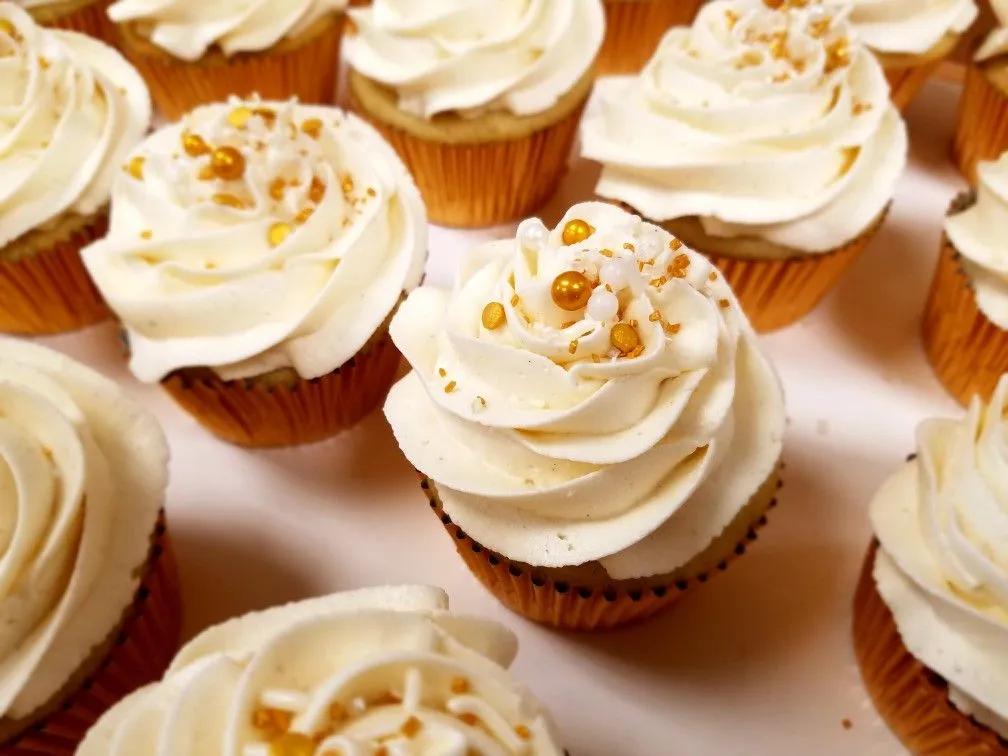 Vanilla cupcakes with White buttercream and gold sprinkles | How to ...