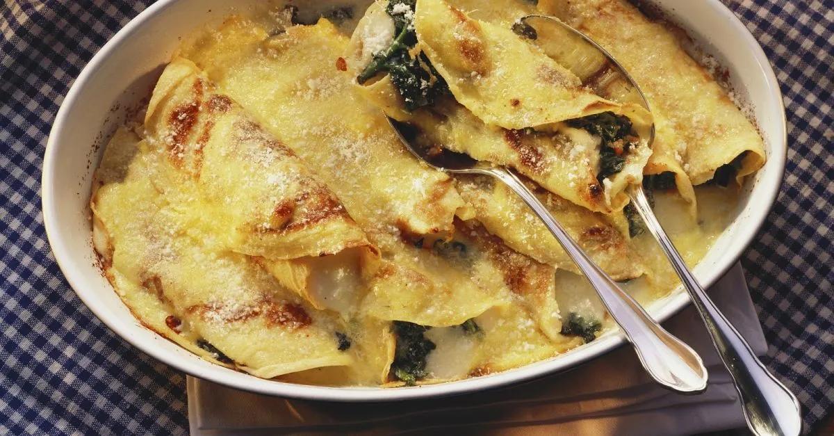 Überbackene Pfannkuchen mit Spinat und Mozzarella gefüllt Rezept | EAT ...