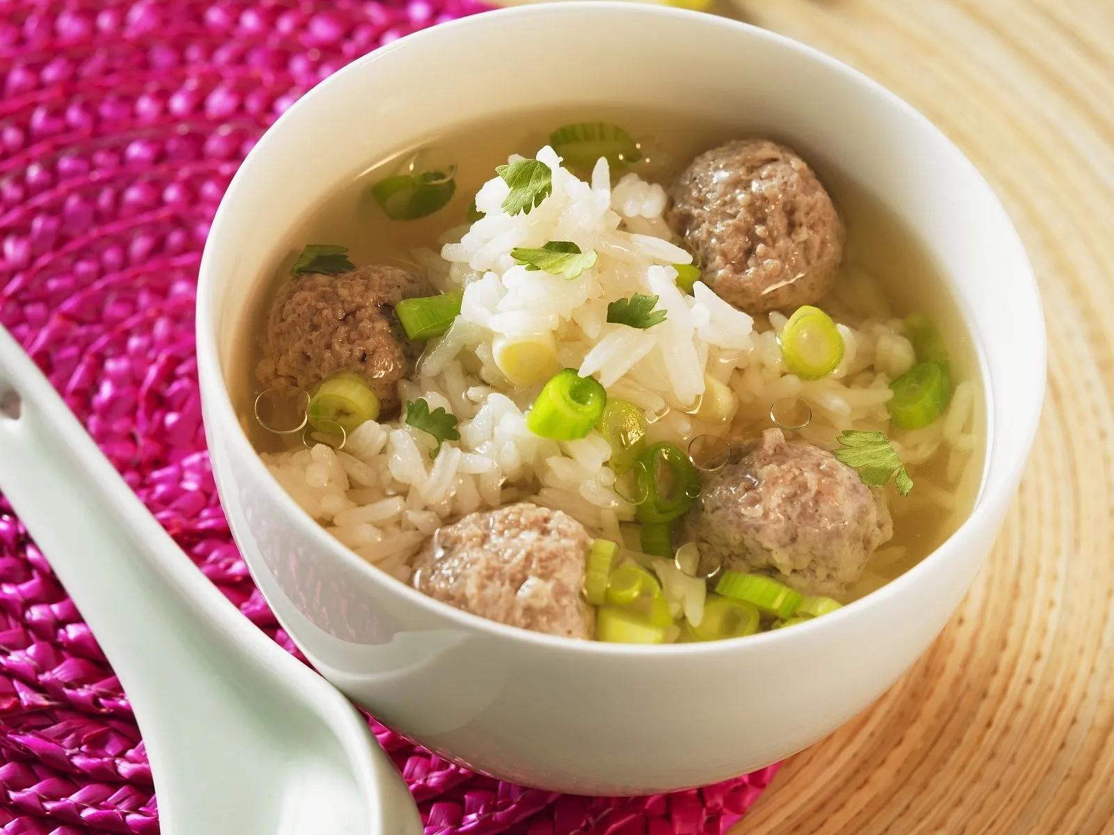 Suppe mit Reis und Hackbällchen Rezept | EAT SMARTER