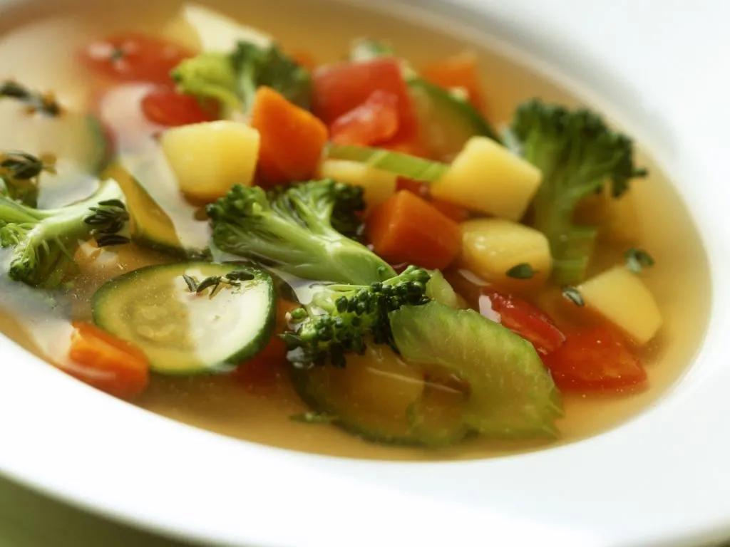 Klare Gemüsesuppe mit Brokkoli Rezept | EAT SMARTER