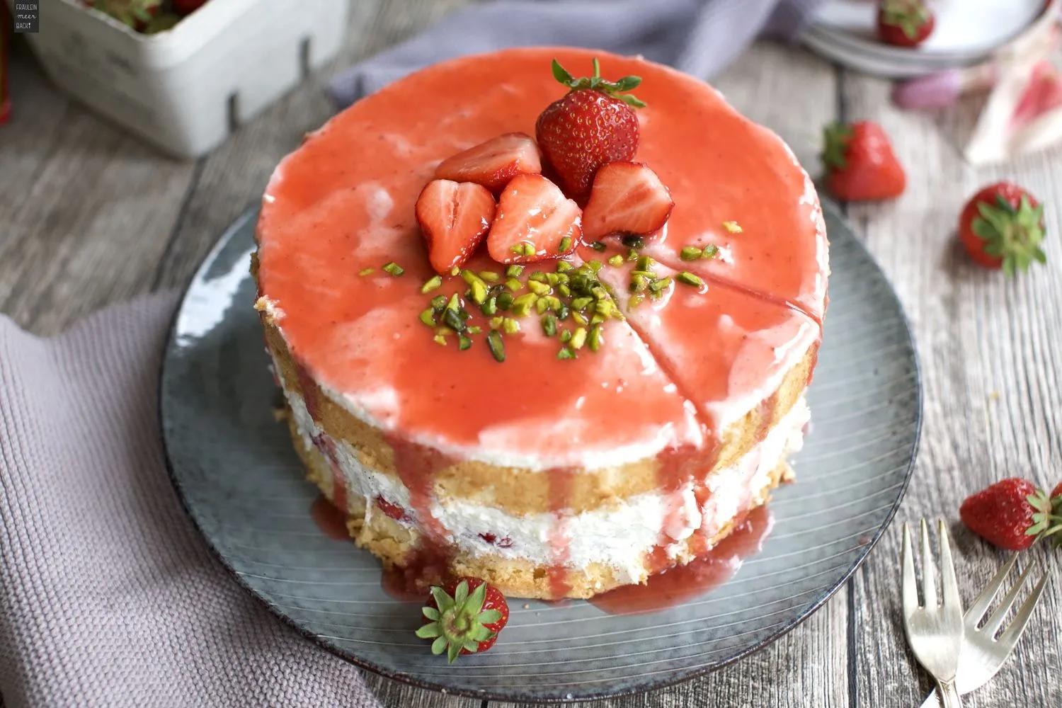 Erdbeer-Biskuit-Torte mit Joghurt - Fräulein Meer backt | Rezept ...