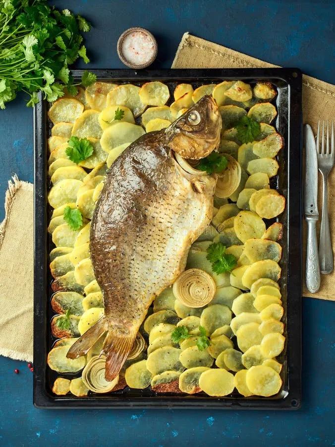 Karpfen, Ganze Fische Aus Dem Ofen Mit Geschnittenen Kartoffeln Auf ...