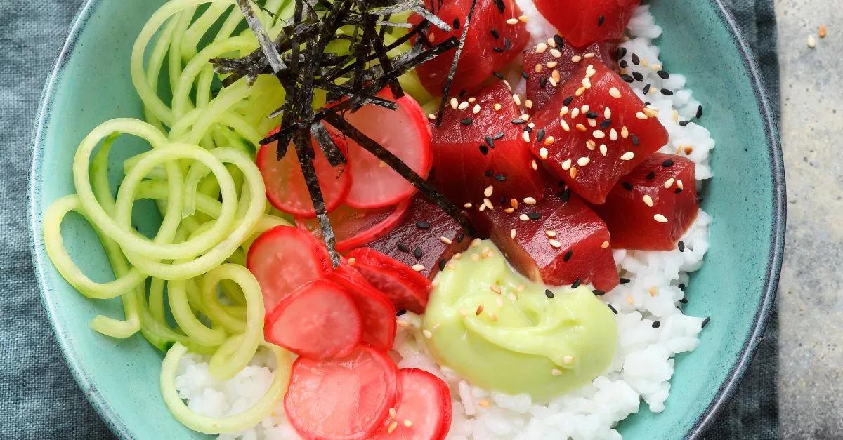 Sushi-Bowl mit Thunfisch und Radieschen Rezept | EAT SMARTER