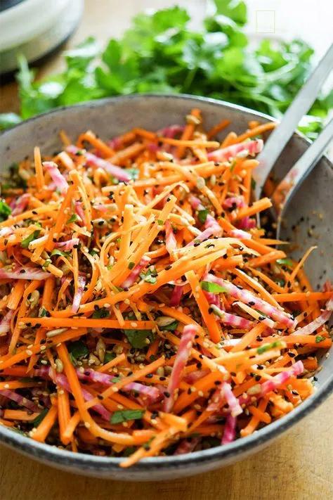 Knackiger Karottensalat mit Ringelbete | Recipe | Carrot salad, Raw ...