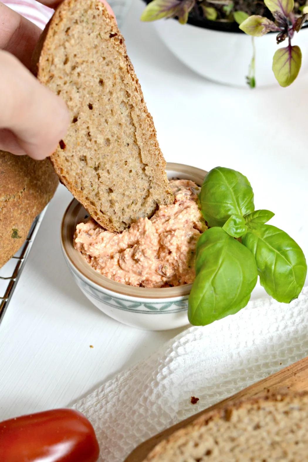 Rezept: Basilikum-Brot mit Tomaten-Käse-Dip zum Grillen. [Werbung]