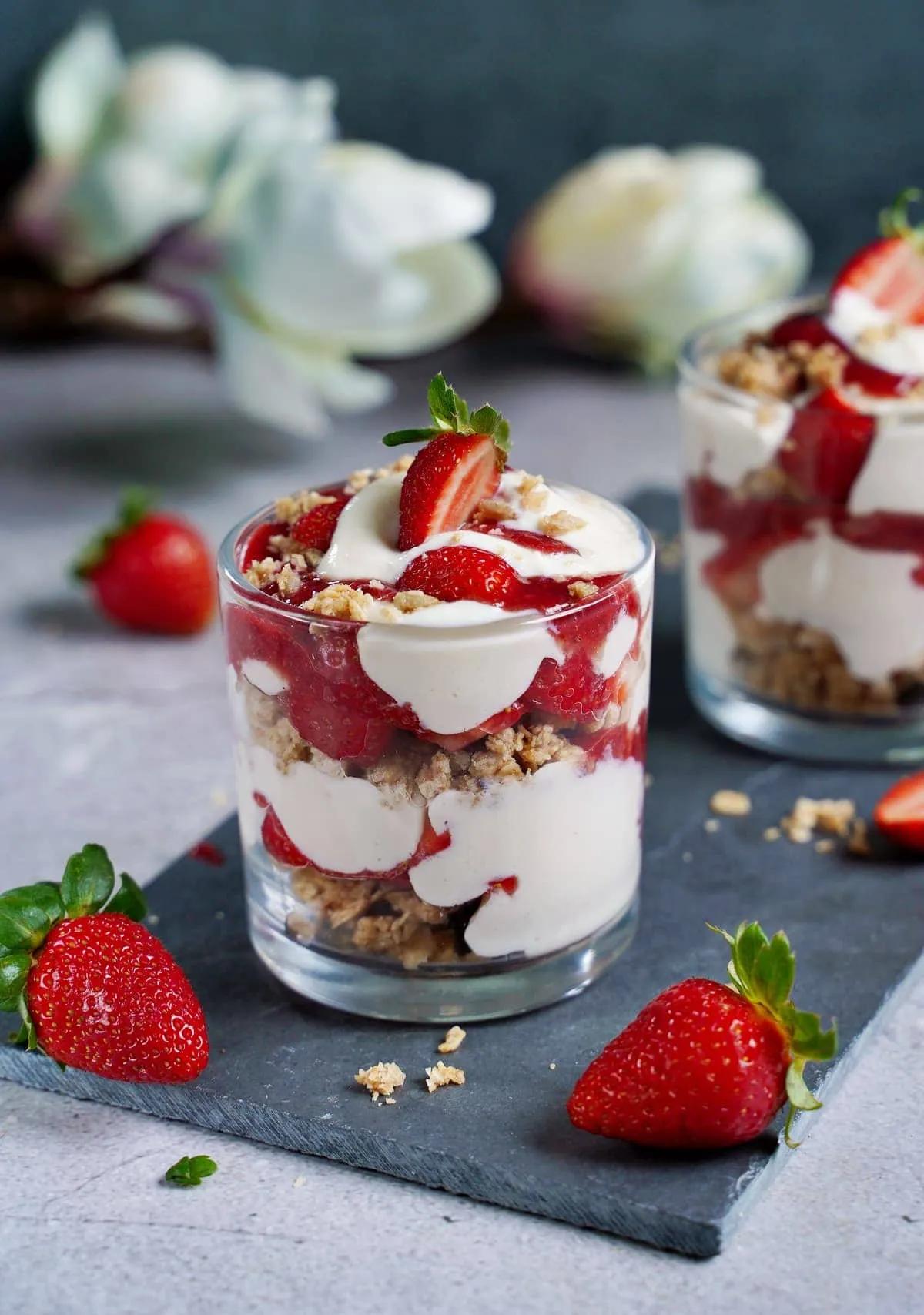 Erdbeer-Dessert im Glas (schnell &amp; einfach) - Video Vegane Rezeptee