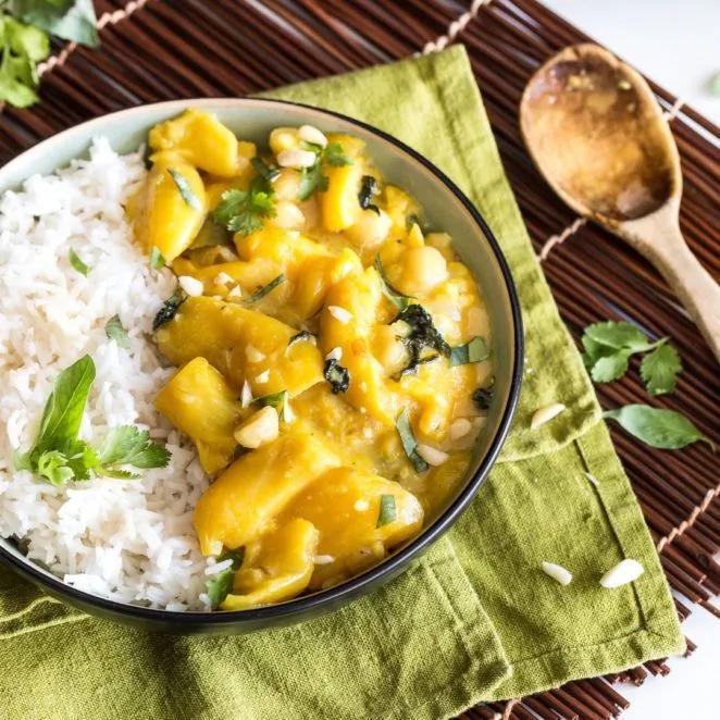 Saftiger Hühnercurry mit Ananas in 2020 | Rezepte, Hähnchen curry, Thai ...