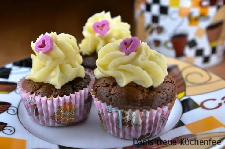 Minicupcakes mit Frosting aus weißer Schokolade | Süßgebäck ...
