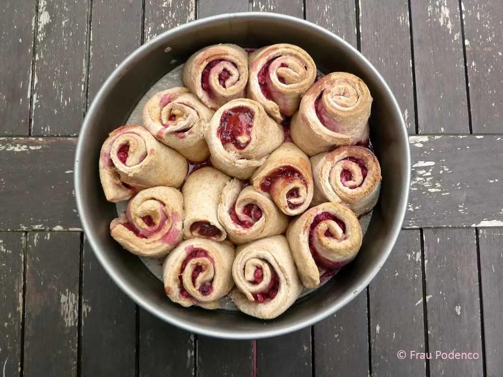 Hefeschnecken mit Johannisbeeren | Rezept | Frau Podenco