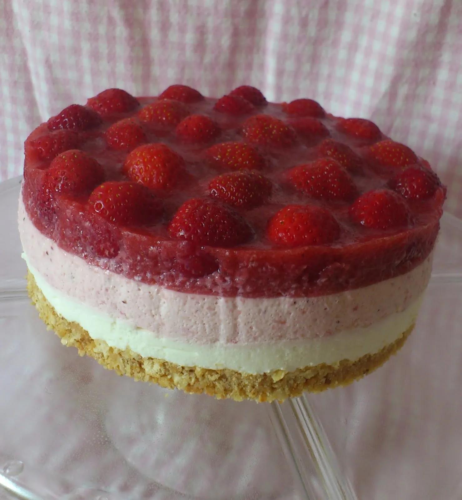 Erdbeer Waldmeister Torte - Sommerliche Baumkuchentorte mit Erdbeeren ...