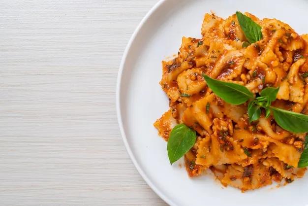 Farfalle nudeln mit basilikum und knoblauch in tomatensauce ...