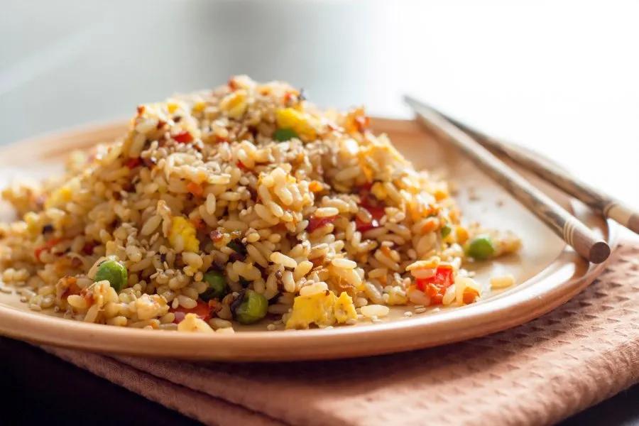 Gebratener Reis mit Gemüse und Ei - Rezept | Kochrezepte.at