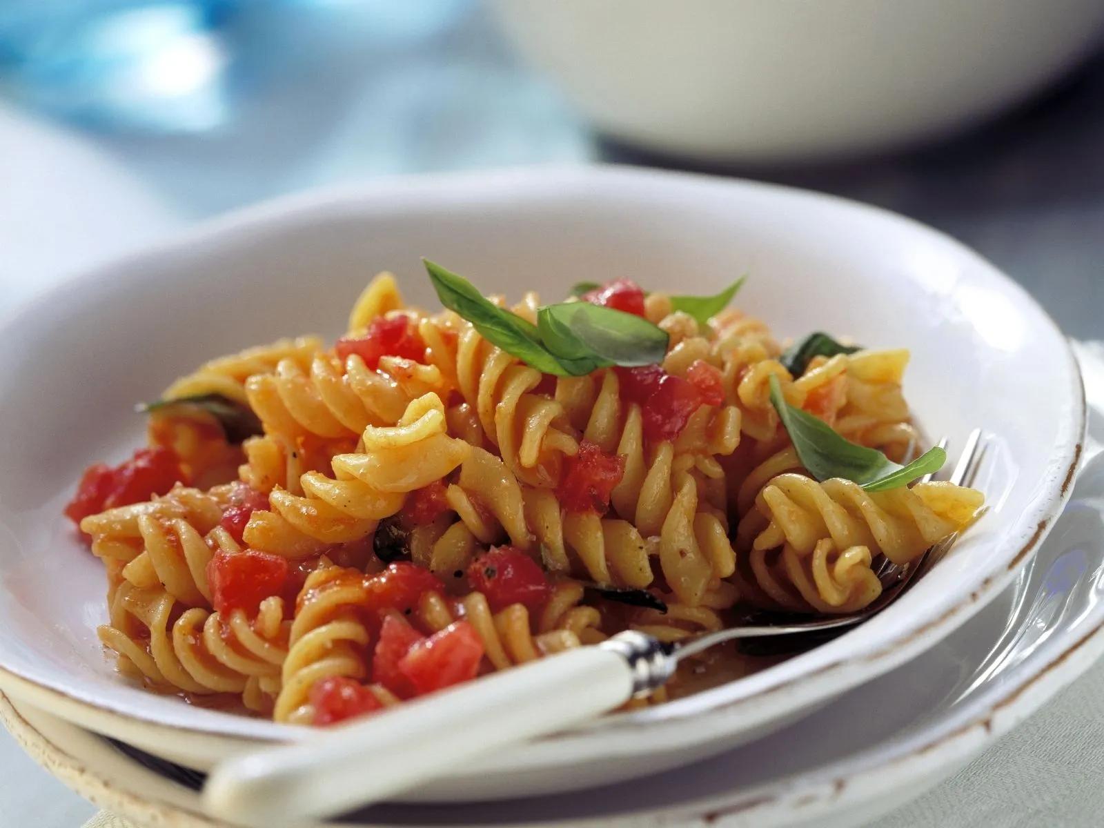 Spiralnudeln mit kalter Tomatensoße Rezept | EAT SMARTER