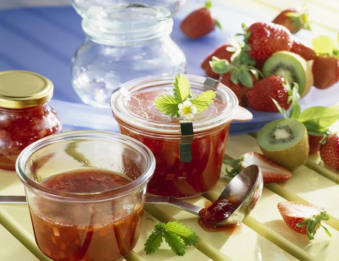 Erdbeer-Rhabarber-Marmelade mit Kiwi Rezept | EAT SMARTER