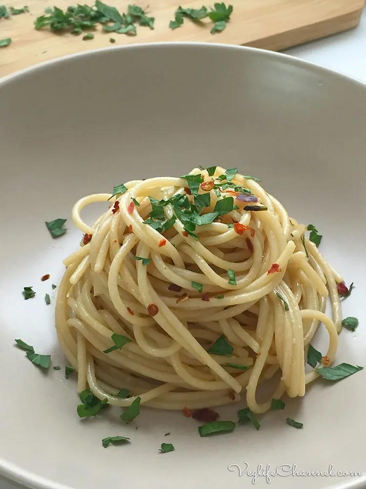 Spaghetti aglio, olio e peperoncino - Veglife Channel
