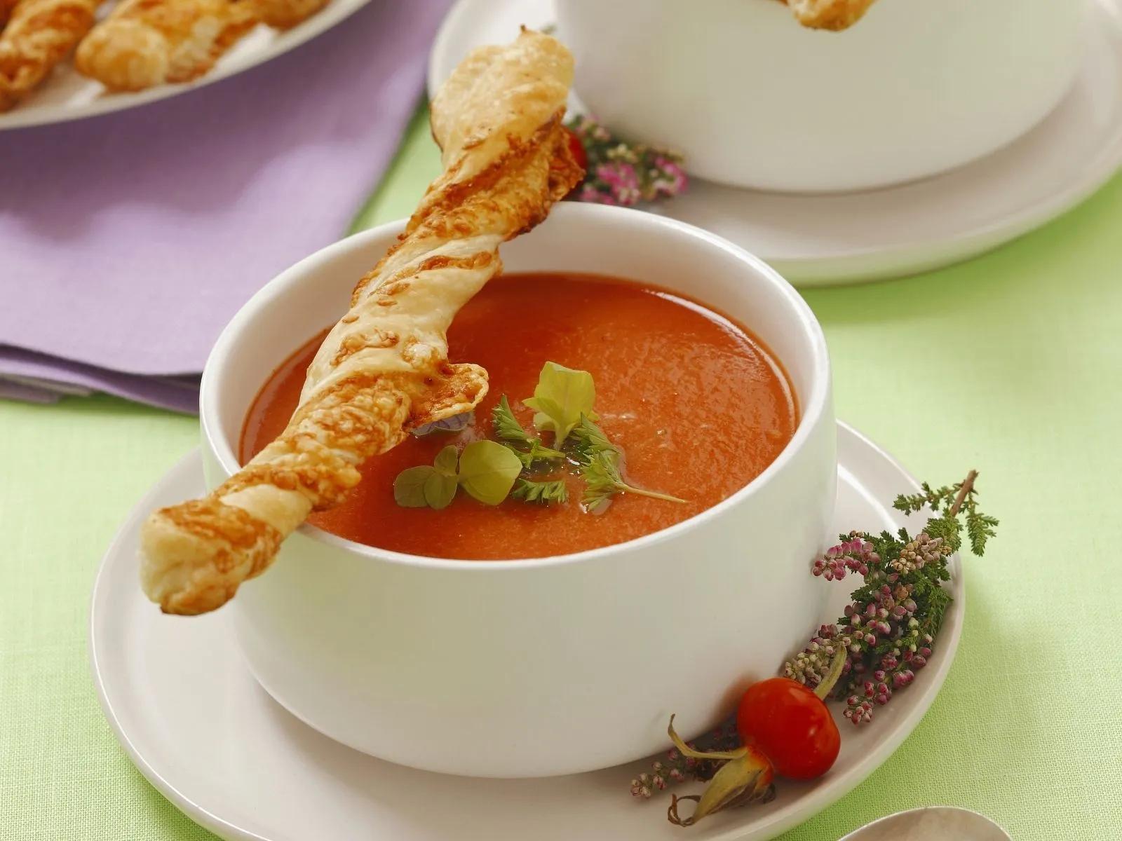 Tomatencremesuppe mit Blätterteig-Sticks Rezept | EAT SMARTER