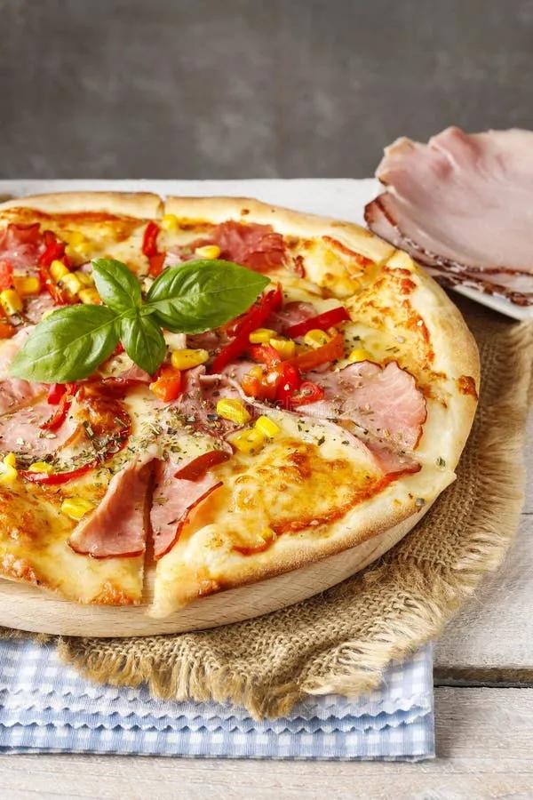 Pizza Mit Schinken, Mais Und Pfeffer Stockbild - Bild von schnell ...