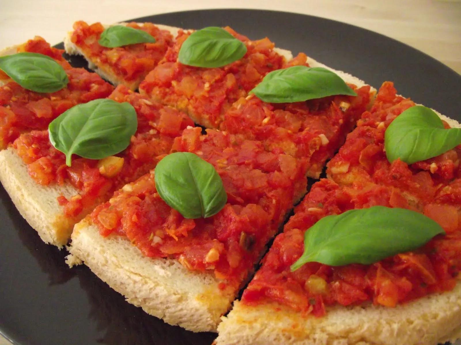 veganes Bruschetta mit Tomaten, Knoblauch und Basilikum in 5 Minuten