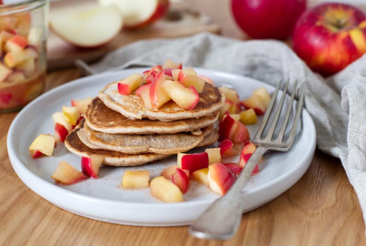 Grundrezept: Vegane Bananen-Pancakes mit Apfelkompott | ULoop Magazin