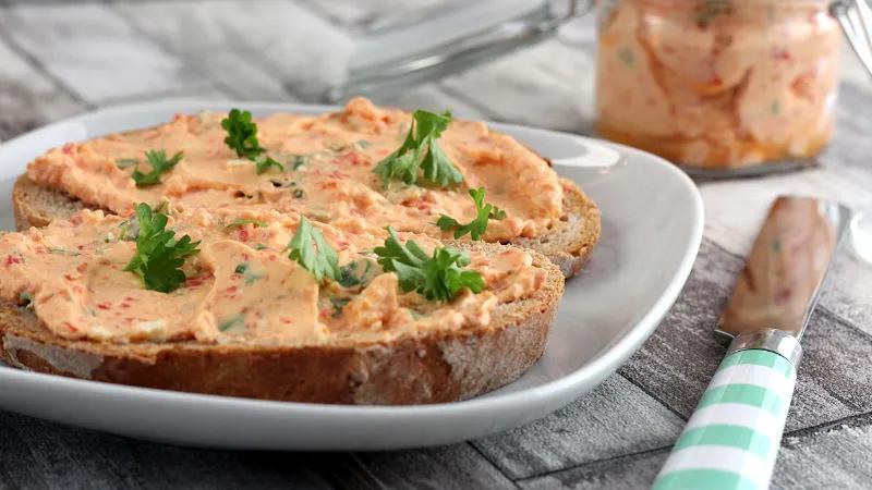 Feta-Paprika Brotaufstrich - frisch mit Petersilie - BrotAberLecker