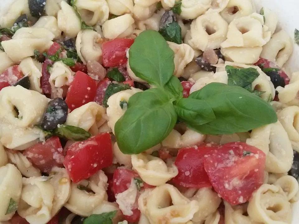 Tortellinisalat mit Parmesan und Oliven von lemmih| Chefkoch