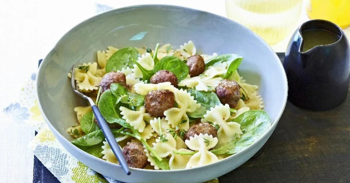 Farfalle-Salat mit gebratenen Geflügelbällchen - einfach &amp; lecker ...