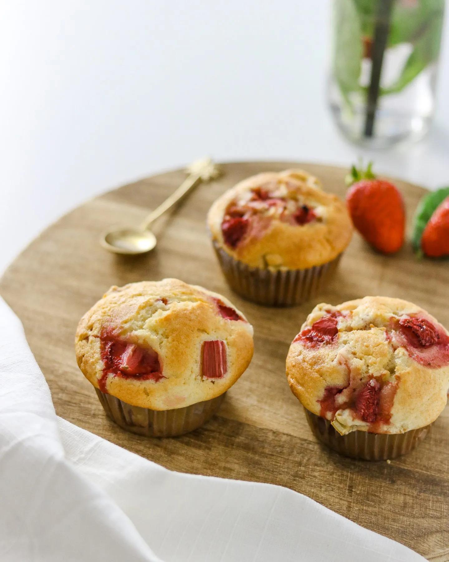 Gesunde Erdbeer-Rhabarber Muffins - BakingLifeStories