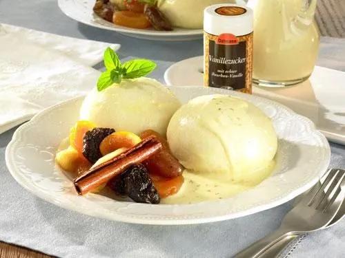 Dampfnudeln mit Vanillesauce (Dumplings with vanilla sauce - heavenly ...
