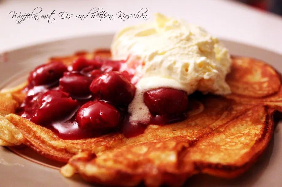 Waffeln mit Eis und heißen Kirschen - Katharazzi PhotographyKatharazzi ...