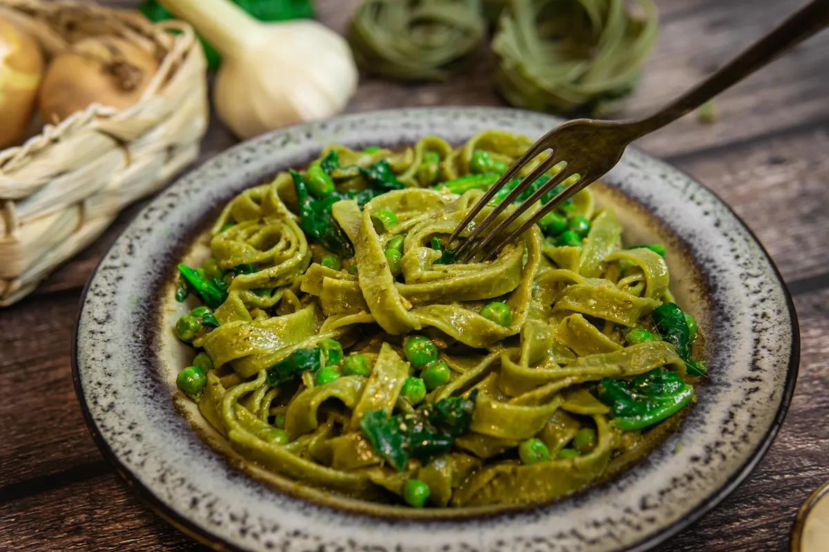 Schnelle Nudelgerichte: Grüne Bandnudeln mit Erbsen, Pesto und Spinat