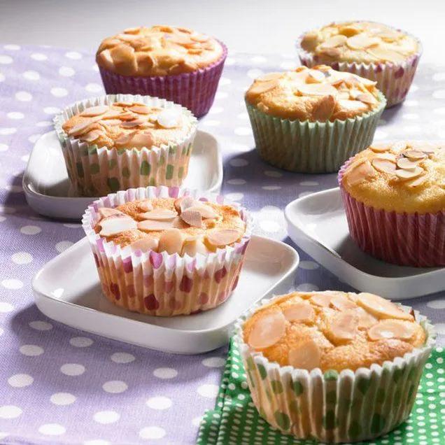 Biskuitmuffins Rezept: Luftige Muffins mit Joghurt und karamellisierten ...