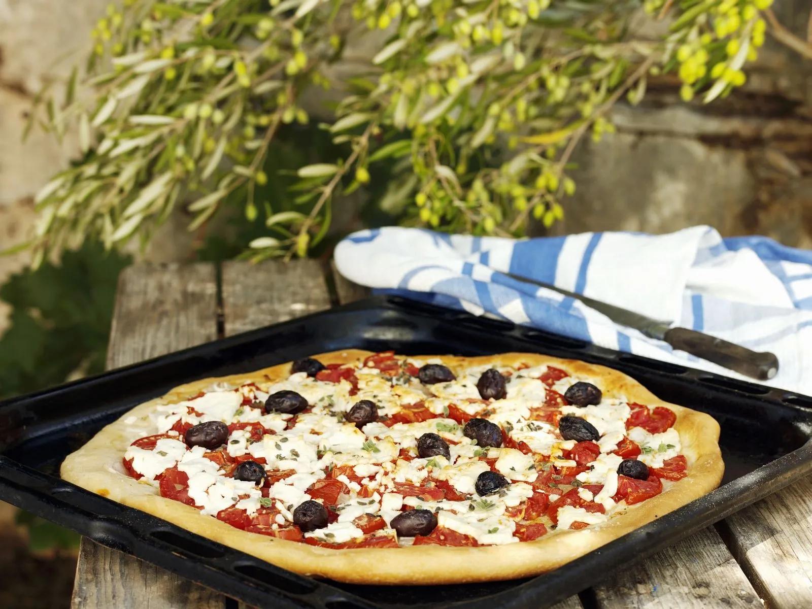 Pizza mit Oliven und Feta Rezept | EAT SMARTER