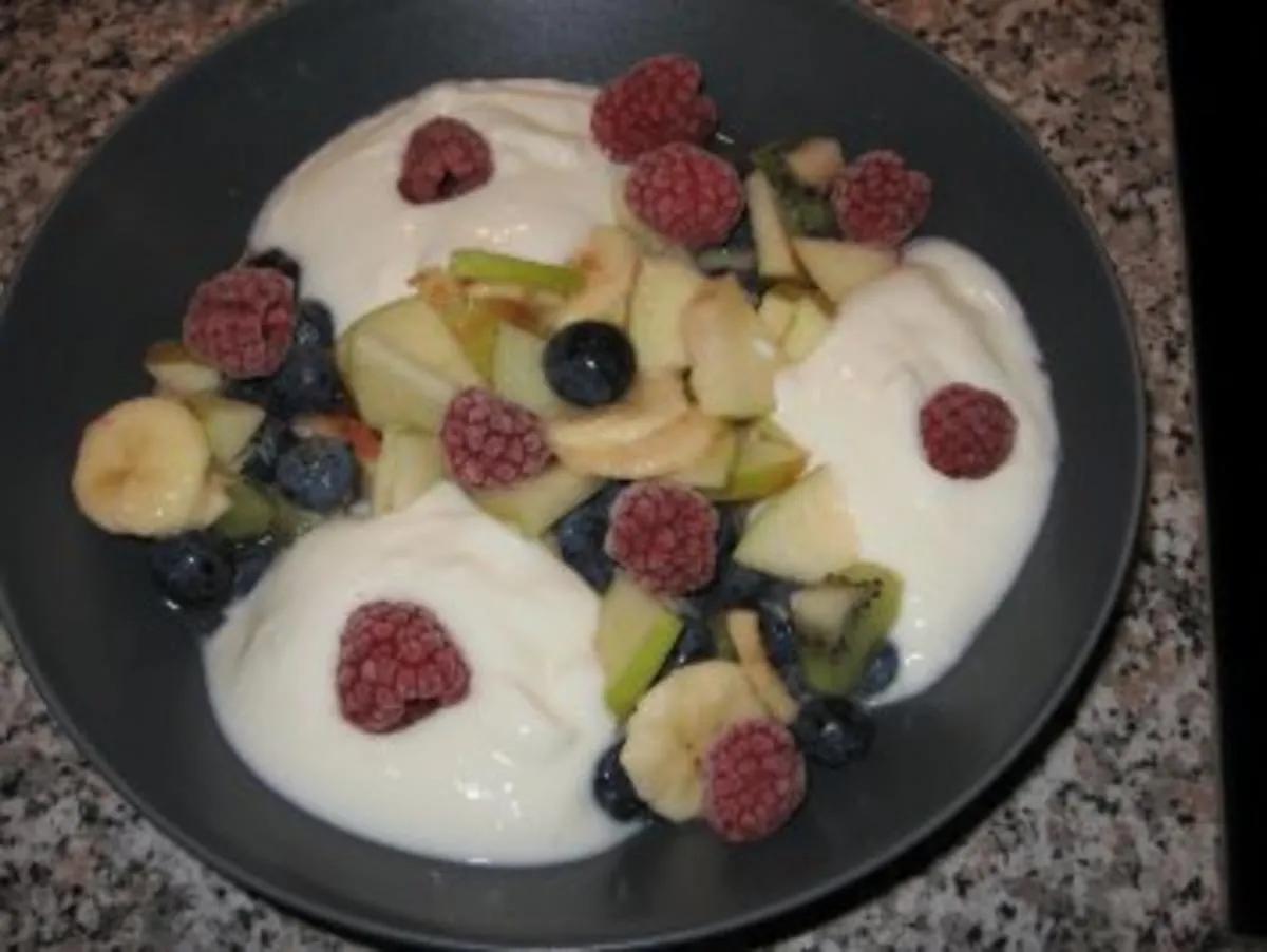 Obstsalat mit Joghurt-Kokoscreme - Rezept - kochbar.de