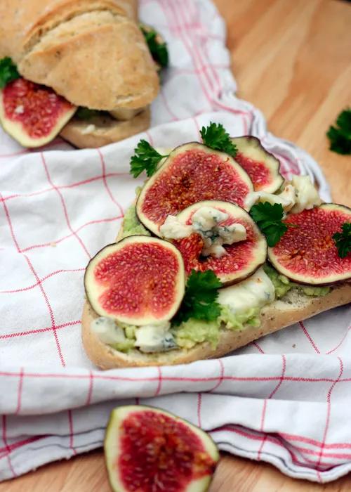 Feigen-Gorgonzola-Baguette mit Avocado - Kochkarussell | Rezept ...