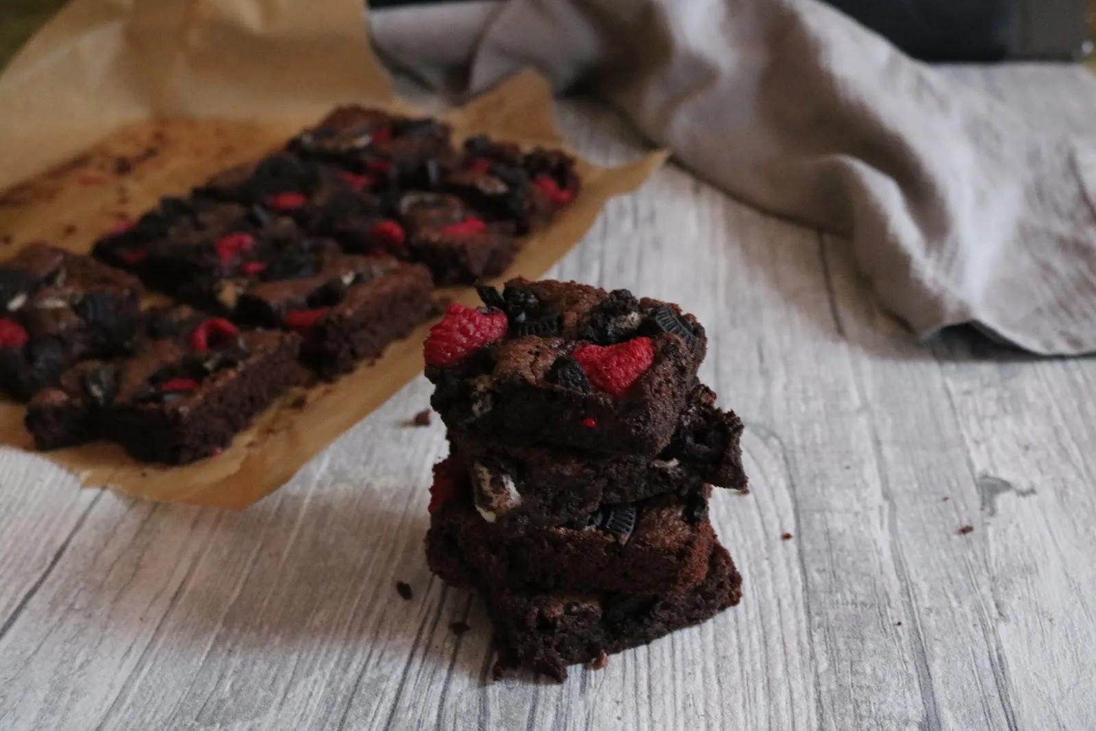 Fudgy Brownies mit Himbeeren und Oreos // Die besten Brownies