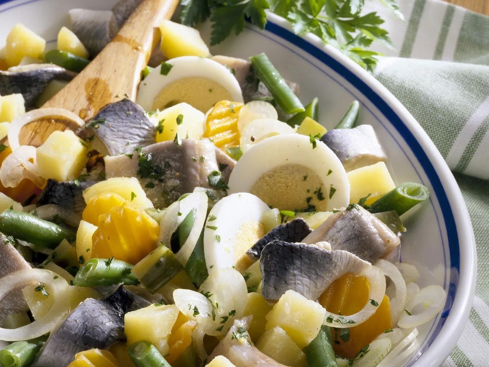 Heringssalat mit Kartoffeln, Gemüse und Ei Rezept | EAT SMARTER