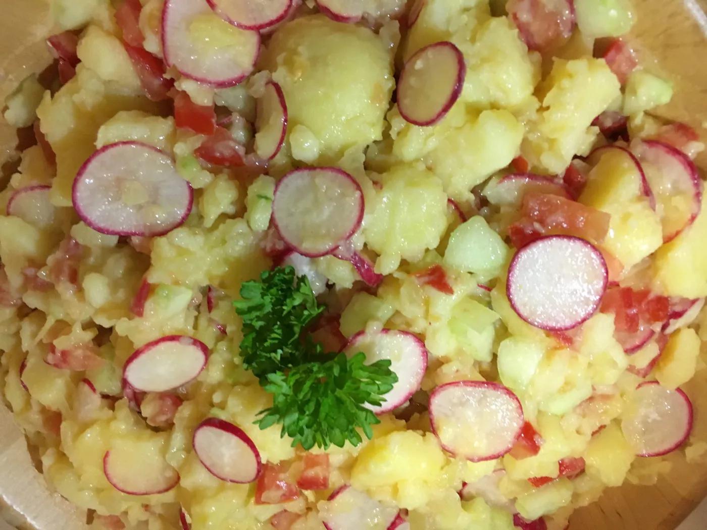 Sommerlicher Kartoffelsalat ohne Mayonnaise - Rezept | kochenOHNE