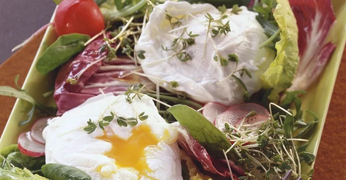 Blattsalat mit pochiertem Ei Rezept | EAT SMARTER